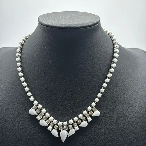 Milk glass and rhinestone necklace. Vintage.​ - Picture 2 of 4